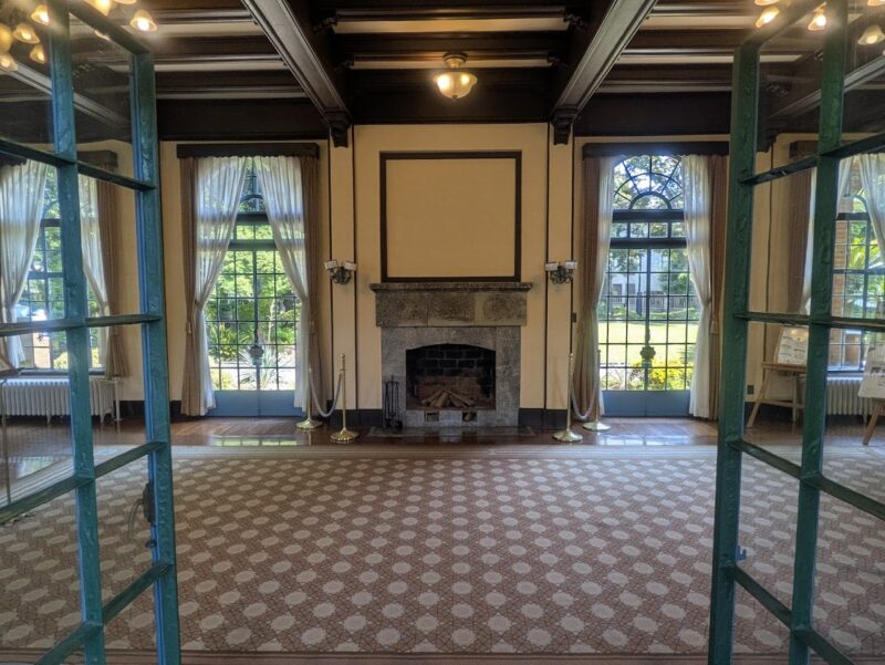ここは撮影の行われた 上の説明写真で言う紫の部屋ですね、左手の窓は建物の裏手になります。
